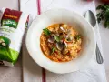 Delicioso arroz con berberechos, preparado con arroz redondo Sabroz, adornado con perejil fresco.