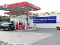 OKQ8-macken har en ny fasad. Bilar tankar vid pumparna.