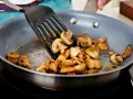 Gebratene Champignons in einer Pfanne, bereit für leckere Champignons Rezepte.