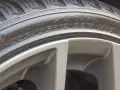 Detailaufnahme eines Reifens mit der Beschriftung 225/35R19 88W M+S. Die flanken reifen zeigen die Größe und den Typ des Reifens.