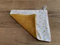 Tuto essuie-tout lavable sans pression : un tissu blanc à motifs géométriques dorés et un tissu éponge moutarde.