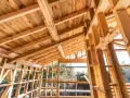 Structure d'une maison en bois, vue intérieure. Le prix d'une maison ossature bois est souvent compétitif.