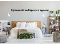 Przytulna sypialnia z łóżkiem i roślinami. Ogrzewanie podłogowe w sypialni zapewnia komfort.