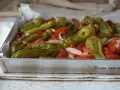 Friggitelli al forno con pomodori e cipolla, pronti per essere gustati.