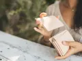 Kobieta tasuje karty, zastanawiając się, co to tarot i jakie tajemnice skrywają.