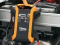 Booster Beta non si ricarica, le pinze rosse e nere sono collegate alla batteria dell'auto.