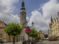 Rynek w Bolesławcu, gdzie leży to piękne miasto, z ratuszem i kolorowymi kamienicami.
