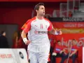 Piłkarz ręczny Rasmus Lauge Schmidt w białej koszulce z czerwonymi rękawami i numerem 11.