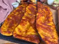 Lingue di pizza sottili e croccanti, condite con salsa rossa e dorate al forno.