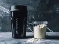 Czarny shaker i pojemnik z proszkiem. Cytrulina co daje? Poprawia wydolność i regenerację.