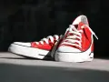 Czerwone trampki z białymi sznurówkami, idealne na letnie przygody. Tęgość buta G zapewnia komfort.