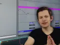 Młody mężczyzna przed ekranem z programem do tworzenia muzyki. Widać sekwencje dźwiękowe i listę efektów.