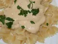 Pyszny sos serowy do makaronu farfalle, udekorowany świeżą natką pietruszki. Idealny na szybki obiad.
