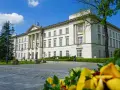 Biały budynek z kolumnami, otoczony zielenią, to jedna z radomskich atrakcji.