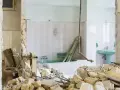 Ruiny łazienki po remoncie. Zniszczone ściany, gruz i wanna. Kara za mieszkanie w nieodebranym domu.
