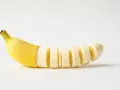 Una banana tagliata a fette, un modo gustoso per capire come aumentare la serotonina naturalmente.