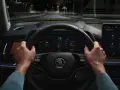 Fahrer hält Lenkrad, digitale Anzeige zeigt 78 km/h. Der Tempomat funktioniert nicht, die Fahrt geht durch einen dunklen Tunnel.