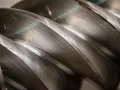 Metalowe śruby kompresora, tworzące przestrzeń do wytworzenia podciśnienia a próżni.