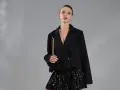 Krótka czarna marynarka i błyszcząca spódnica z cekinami. Czy cekiny są modne? Ta stylizacja udowadnia, że tak!