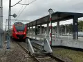 Czerwony pociąg PKP stoi na peronie. Może czas na zwrot biletu PKP i zmianę planów?