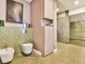 Salle de bain moderne avec bidet et WC suspendu. L'inconvénient du WC suspendu est l'accès au réservoir, caché derrière le mur.