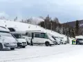 Kampery na śniegu, narciarze na stoku, armatki śnieżne i kolejka linowa. Idealne miejsce na zimowy camping w Szczyrku.