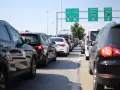 Korki na drodze, znaki kierujące do pasów dla samochodów, autobusów i ciężarówek. Czy zielona karta co to jest, potrzebna do przekroczenia granicy?