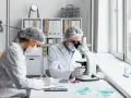 Kto pracuje w laboratorium medycznym? Poznaj kluczowe zawody i ich rolę