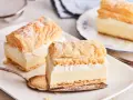 Zarte Cremeschnitten, die nach dem original cremeschnitten rezept zubereitet wurden, bestäubt mit Puderzucker.