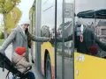 Jak przewozić dziecko w autokarze bezpiecznie i zgodnie z prawem