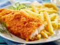 Chrupiący filet po parysku z frytkami i cytryną. Idealny posiłek na szybki lunch.