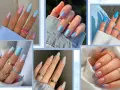 Collezione di unghie celesti e bianche con diverse nail art: sfumature, french manicure e decorazioni astratte.