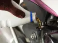 Rękawica nalewa nowy olej do silnika motocykla podczas wymiany oleju.