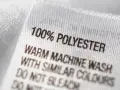 Metka informuje: 100% poliester. Jak prać poliester? Ciepłe pranie w pralce z podobnymi kolorami. Nie wybielać.