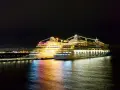 Dwa luksusowe promy nocą, gotowe do rejsu ze Sztokholmu do Helsinek.