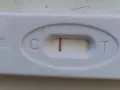 Test ciążowy z jedną, bladą kreską przy literze "C". Wynik negatywny.