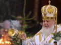 Ein orthodoxer Patriarch mit Mitra und Räuchergefäß bei einer Zeremonie. Dies zeigt, was ist orthodox: spirituelle Tiefe und Tradition.