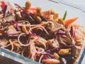 Kolorowa sałatka z makaronem, tofu, orzeszkami ziemnymi i warzywami. Idealna na lekki posiłek, to najlepsza sałatka z makaronem.