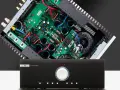 Wnętrze wzmacniacza Musical Fidelity M6 500i z widocznym transformatorem i płytką drukowaną.