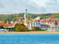 Malownicze budynki i plaża w Sopocie, idealne miejsce, by zobaczyć w Sopocie. W tle jesienne drzewa.