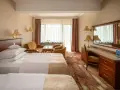 Pokój w hotelu Gołębiowski Wisła: dwa łóżka, kanapa, fotele, biurko i lustro.