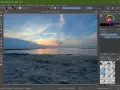 Zachód słońca nad morzem, edytowany w programie graficznym, przypominającym funkcjonalnością photoshop online.