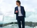 Uomo con tailleur blu a quadri, maglione bianco. Perfetto per capire con che scarpe abbinare.