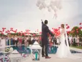 Para młoda wypuszcza balony, goście składają życzenia ślubne krótkie.