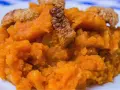 Patatas revolconas cremosas con trozos crujientes de torreznos, un plato tradicional español.