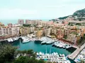 Porto di Monte Carlo con yacht di lusso e palazzi colorati, ideale per scoprire cosa vedere a Montecarlo in un giorno.