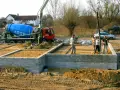 Czym obsypać fundamenty, aby uniknąć problemów z wilgocią?