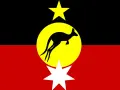 Flaga Australii rdzennej: czarny pas, żółte koło z czarnym kangurem, żółta gwiazda i biała gwiazda.