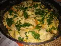 Keto kurczak z mascarpone w kremowym sosie, posypany świeżą natką pietruszki. Pyszne danie gotowe do podania.
