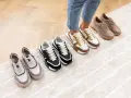 Wybierasz jakie buty na siłownię damskie? Zobacz stylowe sneakersy w różnych kolorach: beżowe, biało-brązowe, czarne i szaro-niebieskie.